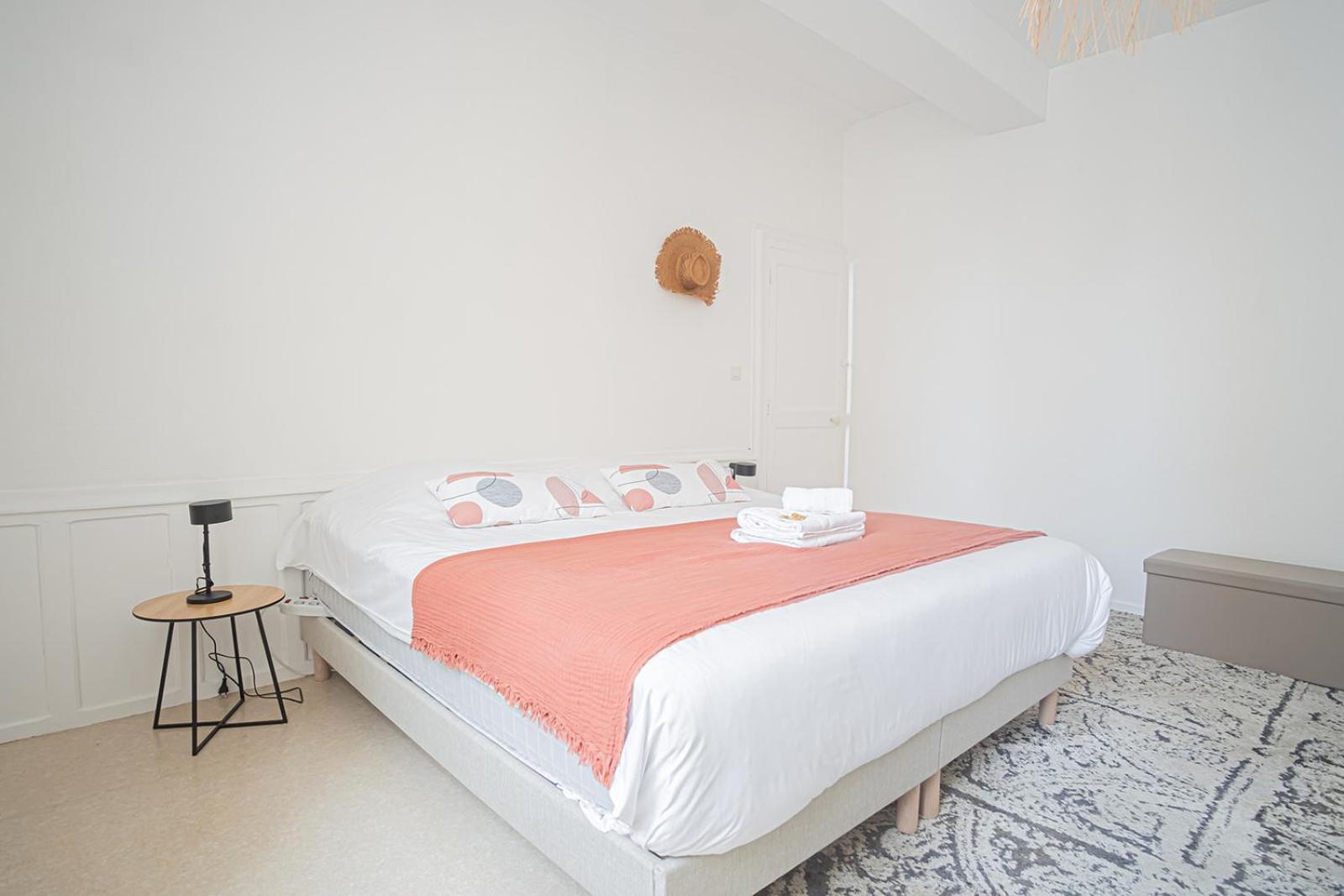 Elegant & Spacious - Steps From Cathedral